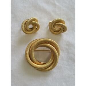 Vintage Sarah Coventry Textured Gold Tone Circle Brooch & Clip On Earrings Set